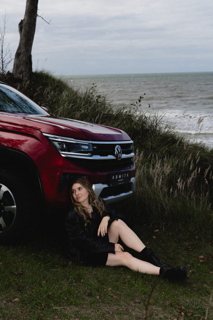 Ilgalaikė automobilių nuoma su Volkswagen automobiliu prie jūros