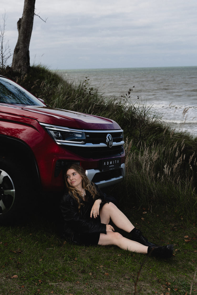 Ilgalaikė automobilių nuoma su Volkswagen automobiliu prie jūros