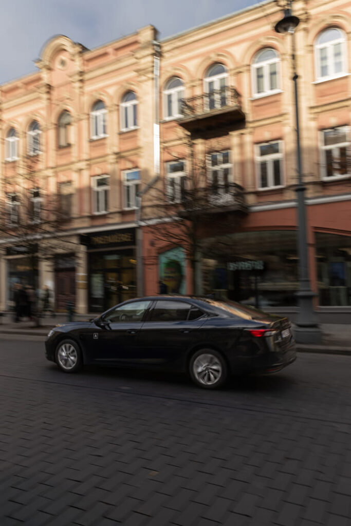 „ADMITAflex“ pakaitinis automobilis važiuoja Vilniaus miesto gatve
