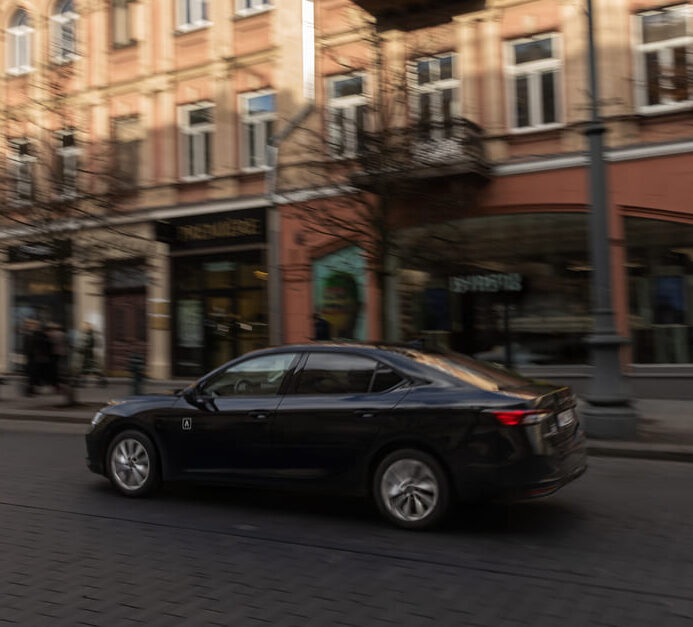 „ADMITAflex“ pakaitinis automobilis važiuoja Vilniaus miesto gatve